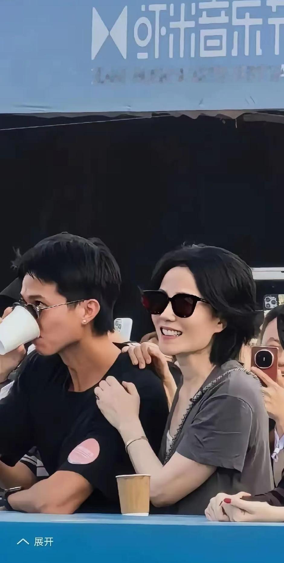 关于王菲，
不是说她演技不好，
也不是形象不行，
更不是说她人品有问题，
而是她太不会藏事了。
你看这路人镜头下的谢霆锋，46岁的男人，发际线后退、头发稀疏、脸上也有了岁月的沟壑，和当年那个站在台上让无数少女尖叫的小谢比起来，差得不是一星半点。
说白了，王菲当初看上他，除了那股子酷劲儿，还不是吃他那