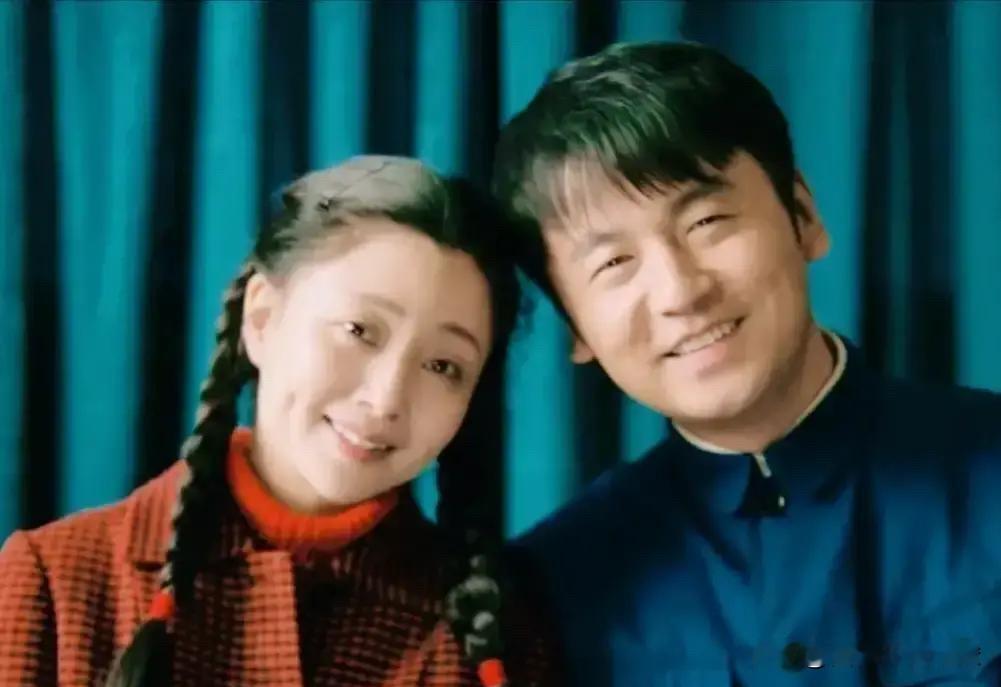 只要雷佳音不退休，
他拿不拿奖其实没那么重要，
说白了他最大的本钱不是那张“丧脸”，
而是那股子能把对手逼出“生理反应”的劲儿。

我记得殷桃在采访里说得特直白：
跟他搭戏，心跳会紧，呼吸会乱，
那种压迫感是直往骨头缝里钻的，真不是装的。

你看《人世间》里那场戏，
雷佳音眼泪就掉了一滴，烫在殷桃脸
