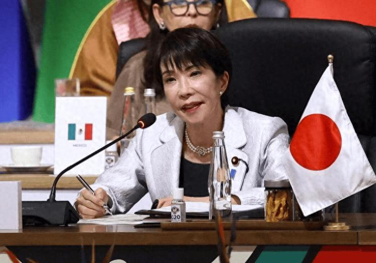 日本万人逼宫！高市万万没想到，鞠躬尽瘁卖力造势，靠私生活卖惨拉选票，会落到万人逼宫的下场。

10月19日晚上东京国会议事堂前那一幕，新华社记者是在现场亲眼看着的。

据主办方公布的数据，当晚一万多人聚到国会门口，日本全国另有300多处声援活动。

人群喊的口号很直白，有要求停止对美国言听计从的，有