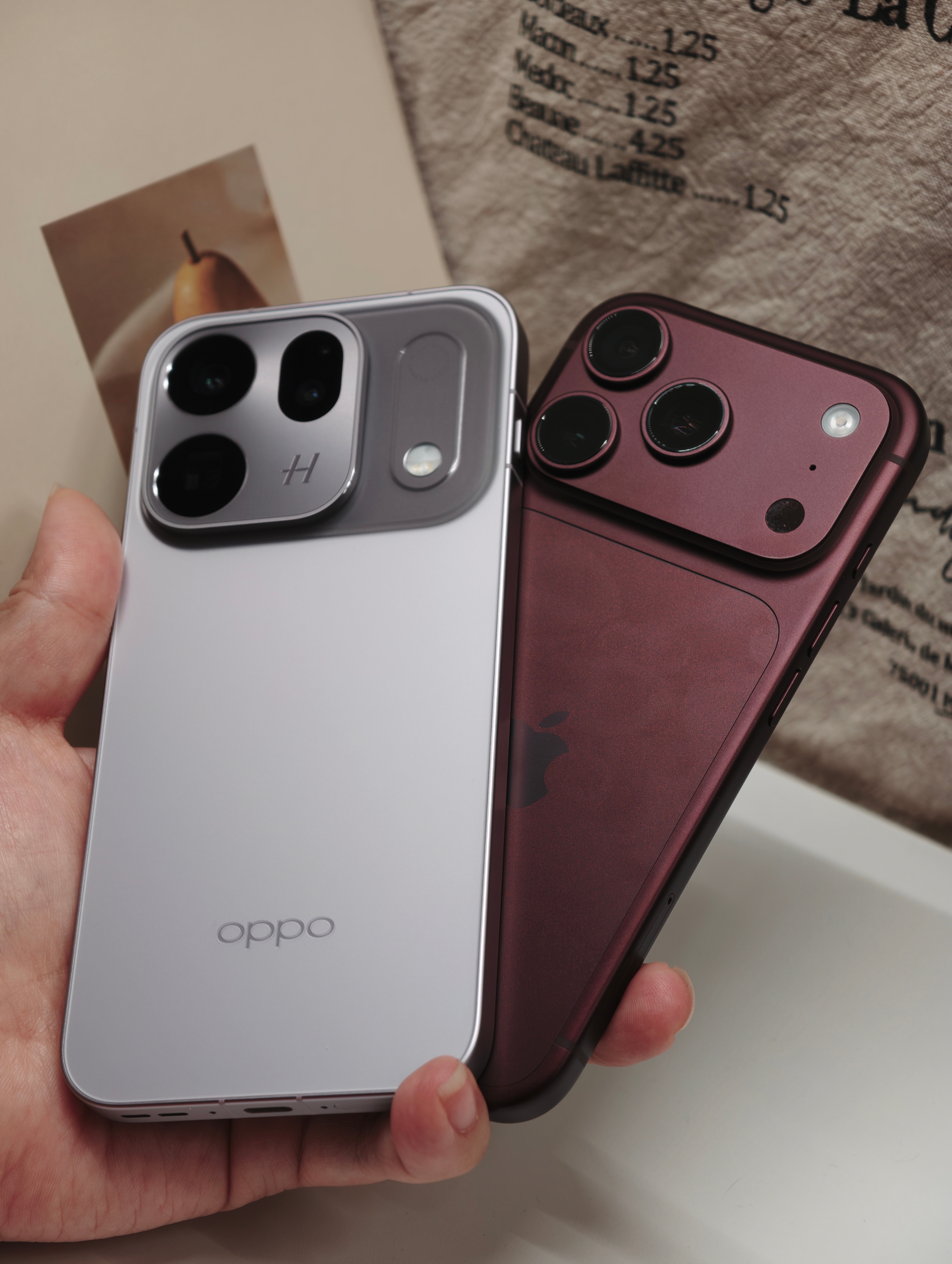 今天回工作室，第一时间就是试试新iPhone18 Pro，开拍照的时候不禁想起手里的OPPO Find X10，我个人很喜欢这两台的拍照原生感，要说不同点的话同样是原生直出，两者的底层取向完全不一样。
iPhone原生偏向冷静写实，更接近客观的数据化记录，色彩收敛，不刻意烘托氛围感，把后期调整的空间更多留给用户 ​