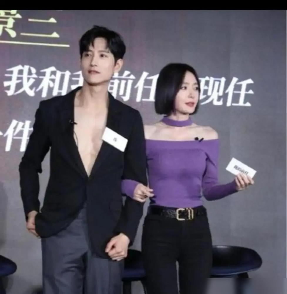 46岁，腰围58，秦岚这个数据把直播间干沉默了。
她说自己二十年没碰过奶茶，晚饭六点前必须结束，连口水果都不吃。别人吃炸鸡，她拿热水涮便当，真破戒了，就跳半小时开合跳还债。
你以为她是天生瘦？她爆的是另一套：不跑有氧，怕垮脸。每周三次轻力量，深蹲硬拉侧腰，体脂锁在18%。候场靠墙站，化妆时练臀桥