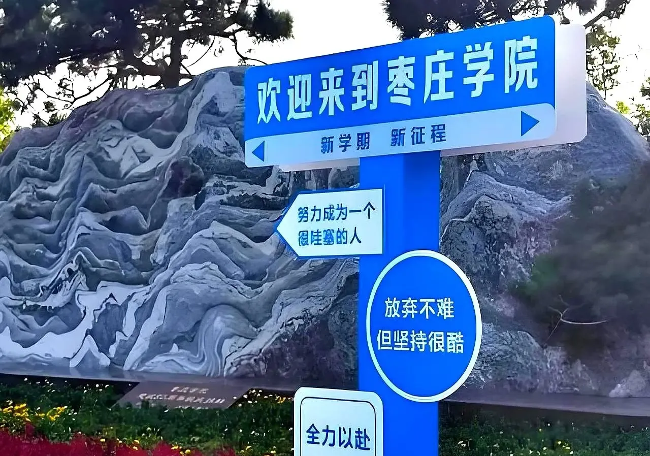万万想不到，主帅邵佳一将17岁的赵松源召进国家队，国足史上第一位中学生诞生。就在今晚，中国男足国家队公布了最新一期30人集训名单，韦世豪领衔成都蓉城7人入围。

这份名单里，最让人意外的，还是赵松源。

17岁，高中生，还没有职业联赛出场经历，就站到了国家队集训名单里。校园和国家队，中间隔着多长的一