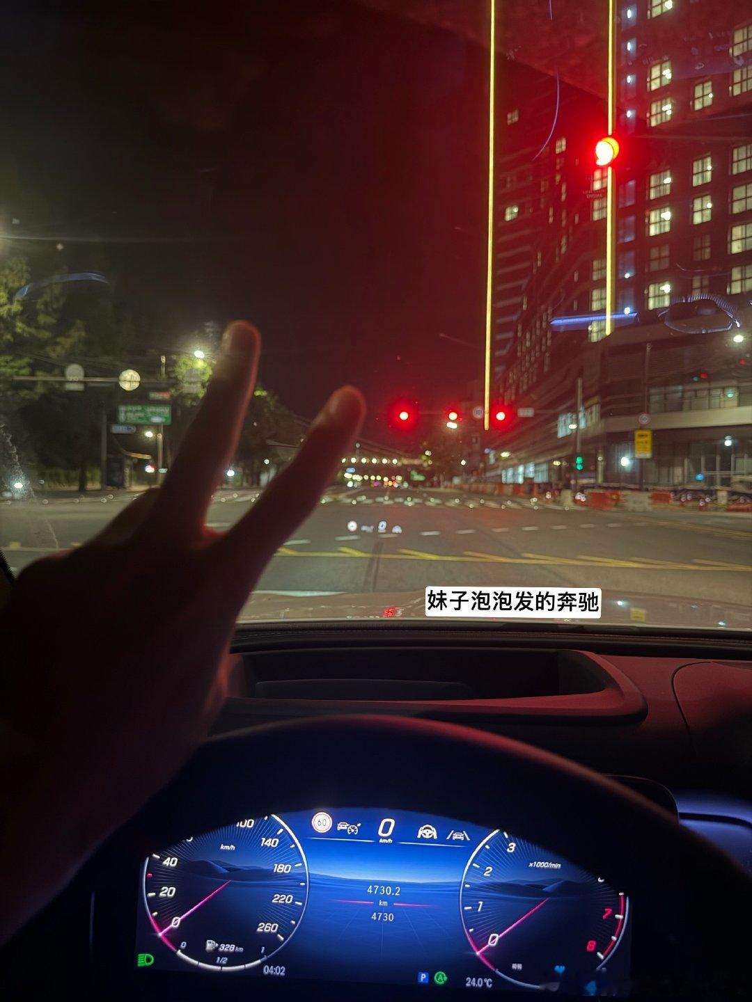 我超威。 
二编：图改了
车为：奔驰GLC300  amgline 

三编：xhs有人拍到说直播结束允植坐的现代和妹子不一辆车，但是泡泡发的报备照片是结束了所有行程之后的。应该是老婆接下班了 ​