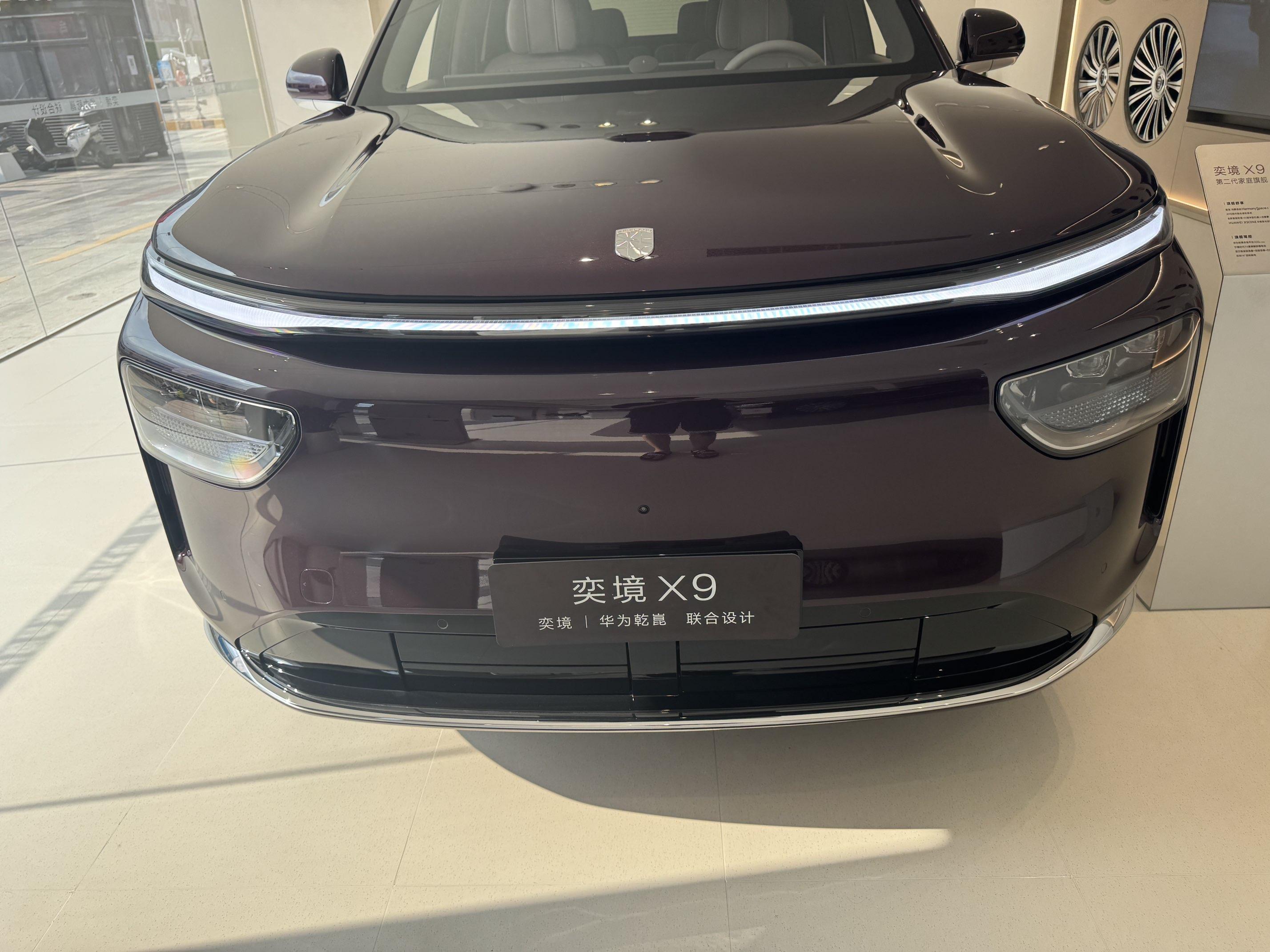 偶尔出行中途想在车里短暂休息，我会格外看重座椅，这次试奕境X9，一下子被座椅配置吸引。这台大六座，不止副驾体验优秀，后排同样准备了零重力座椅。放平之后，身体重量可以分散开来，短暂休息的时候，身体负担会轻很多。
副驾可以开启腿托，靠背向后放倒，实现半躺的状态。整套调节不是简单加装电动部件，腿托、靠背、