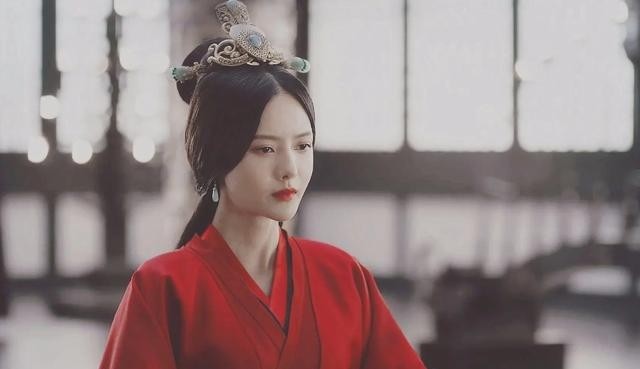 221年，魏文帝曹丕的使者来到邺城王宫对甄皇后说：“娘娘，陛下有东西赐予你！”说完端出一杯酒，甄皇后一见顿时泪流满面：“我不信，他怎会如此？我要见他！”使者不由分说的带人上前就把酒灌进她的嘴里。

甄氏进入曹氏家族是在建安九年，也就是204年曹操攻破邺城之后。她原本是袁绍次子袁熙之妻，随后被曹丕纳入