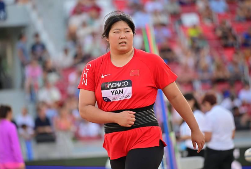 太霸气了！严子怡一投夺金，随后5轮全部跳过
北京时间9月27日，亚运会女子标枪决赛，中国选手17岁小将严子怡不仅夺冠，并且整个过程太霸气了。
作为亚洲纪录（71米74）保持者，严子怡率先出场，第一投就掷出70米46成绩，破了严运会赛会纪录，让金牌失去悬念，于是随后五投，她选择直接跳过，穿着羽绒服在场