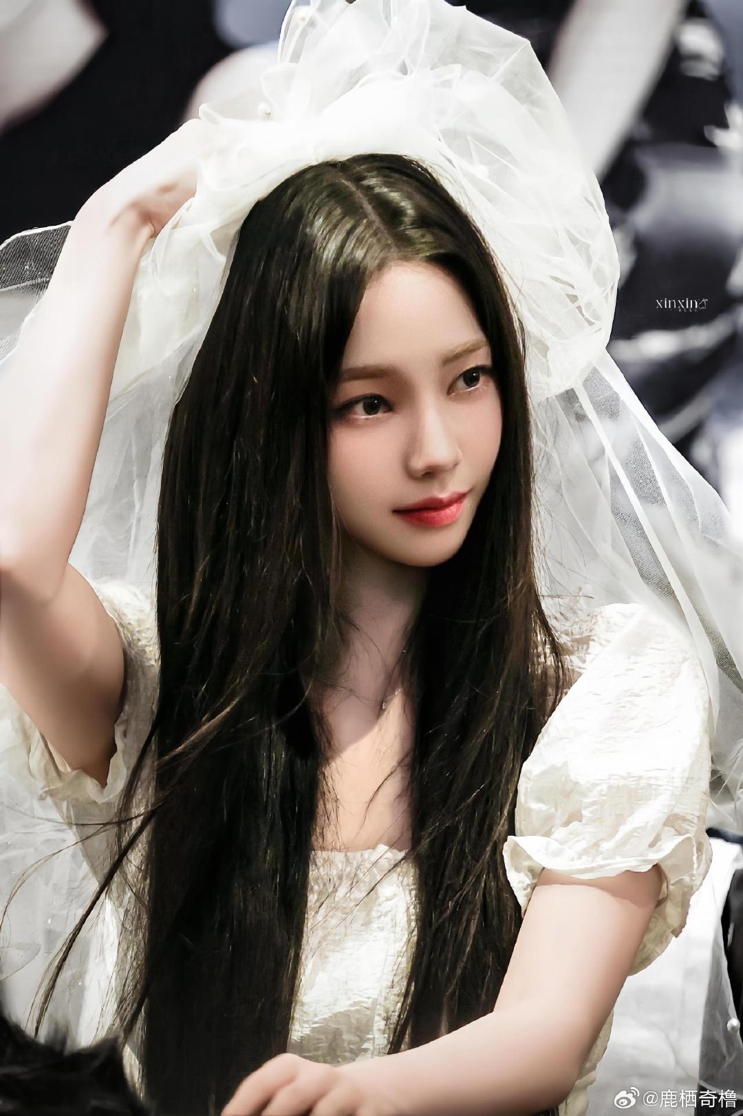 #柳智敏[超话]##柳智敏女五一# 
手捧着鲜花，洁白的婚纱，宝宝，你是天使
​