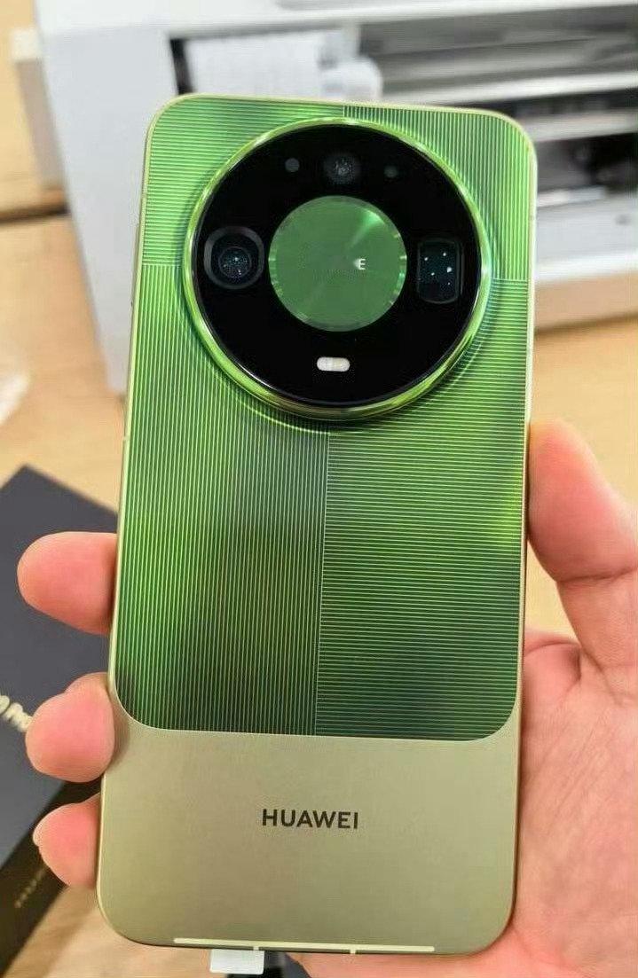 华为Mate90真机偷跑！真机图，供鉴赏！
熟悉的星环设计回来了，后盖拼接新工艺，不同版本外观区分明显。
标准版清新配色，RS非凡大师八边形镜头模组气场十足，还有网传2亿像素潜望长焦。
这代Mate90的颜值，大家打几分？评论区聊聊
#华为Mate90真机图流出 #华为Mate90 #数码爆料# ​