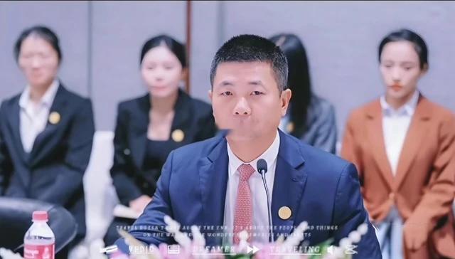 #徽剑#自媒体人“徽剑”真名吴恺，祖籍安徽歙县，生于安庆，在深圳摸爬滚打多年，创办过网络科技公司，做过南山互联网产业园和深圳徽商俱乐部的负责人。

他因热点爆料进入过公众视野，后来他把笔对准了盘踞东南亚的电诈黑产，在公众号“徽剑”持续曝光柬埔寨、缅北园区的内幕，攒下几十万粉丝。他的签 ​