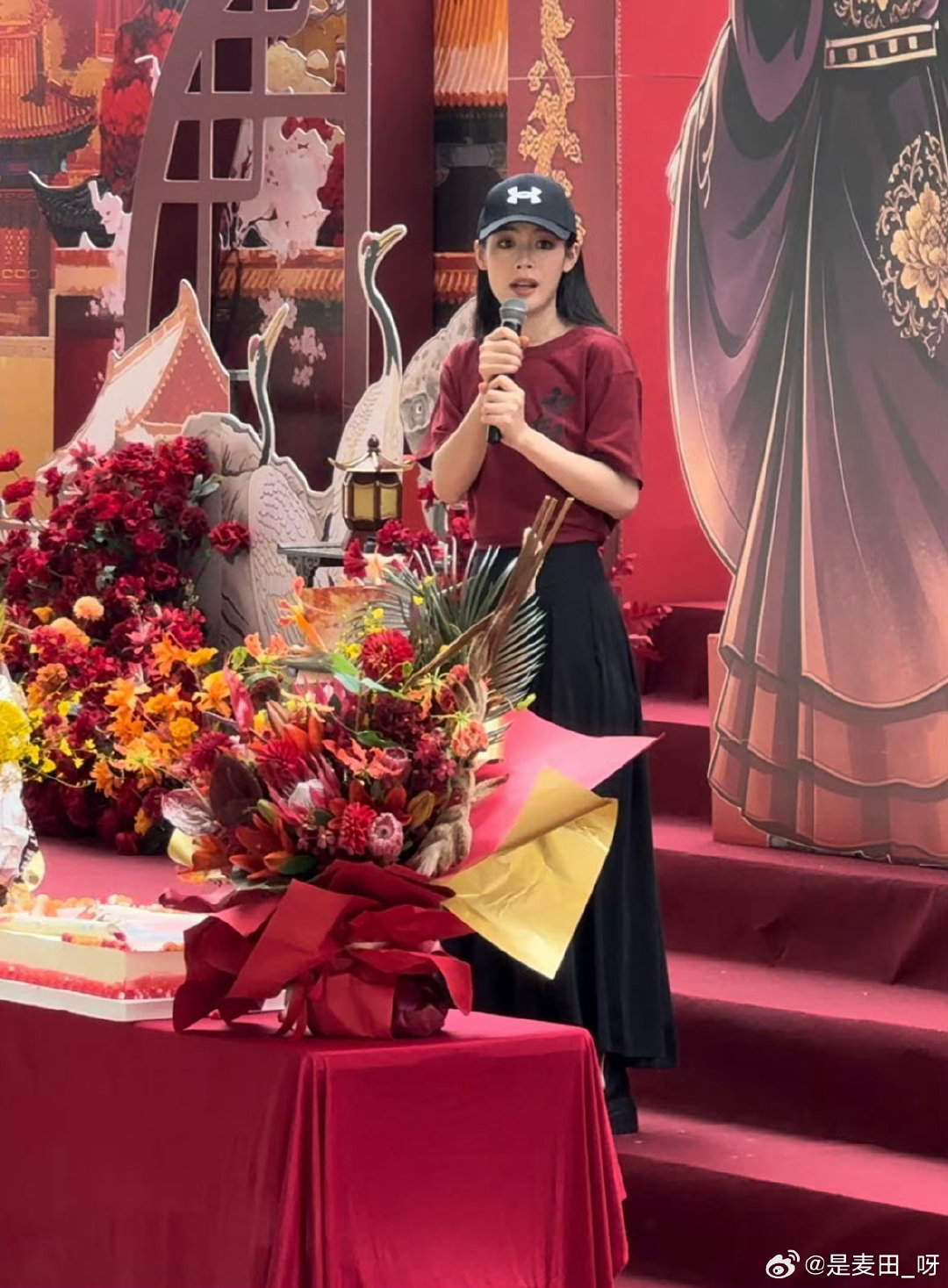 君君小迷糊
人走了，手机却留下了
和舞台上镜头里认真专业的模样反差感拉满
实在太可爱了[哈哈]
期待新的作品《祝姑娘》
#陈丽君人走了手机落下了# ​