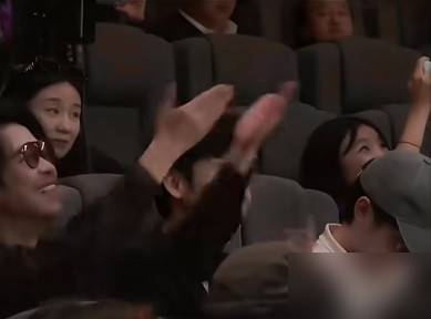 孙怡拿影后，导播镜头直接怼到台下董子健脸上。他微笑着鼓掌，眼神平静得像个普通观众。旁边章宇站起来就是一个飞吻，台上台下，两副面孔。
俩人2016年官宣，2017年结婚生女，2022年八月双双发文离婚。干净利落，没撕没闹。离婚后孙怡帮他宣传电影，他管她叫朋友。这次电影节，一个在台上拿奖，一个在台下当