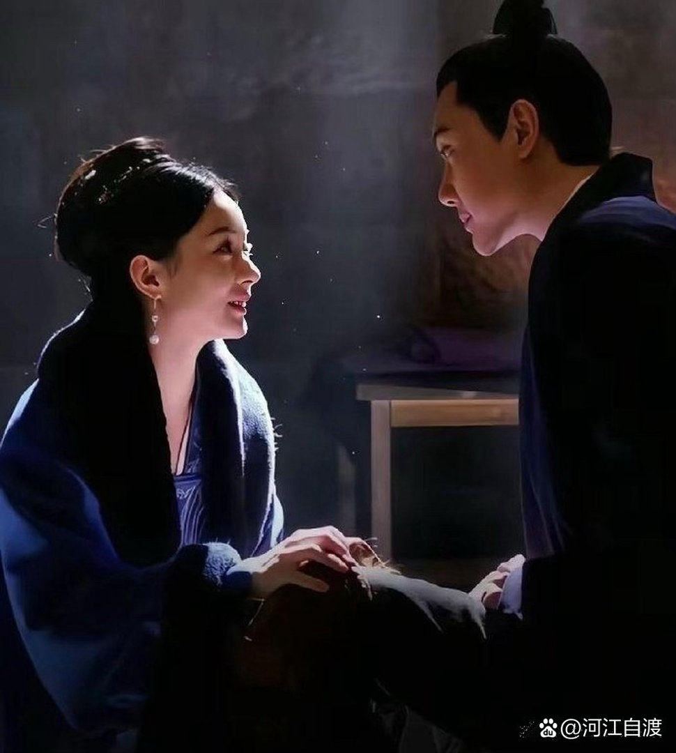 《知否》导演曾说过，赵丽颖有个镜头，就算再给他十个亿，也拍不出第二遍，当时全剧组的人都看呆了。 说的是顾廷烨在火场救明兰那场戏。赵丽颖被救出来后，还带着惊魂未定的样子，扑进冯绍峰怀里，突然没忍住笑了出来。但仔细看就会发现，那笑容里其实满是劫后余生的眼泪。 导演当时盯着监视器，手都抬 ​