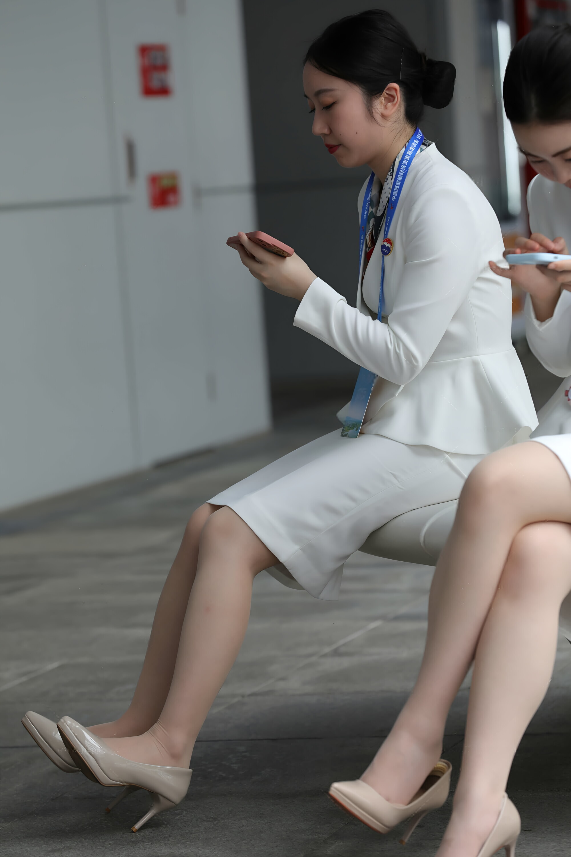 白色裙装一上身，优雅气质瞬间拉满！修身剪裁衬出窈窕身段，利落线条又添干...