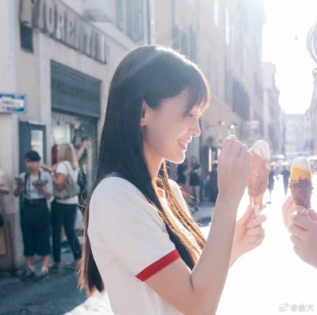 谁能想到baby如此美萌 选择极限运动的原因是因为很享受很开心[捂嘴哭]不过就算极限运动再酷 在米兰的最后一个小时也是要吃gelato的[酷][酷]

#Angelababy选择极限运动是因为开心##Angelababy是gelato梦女# ​