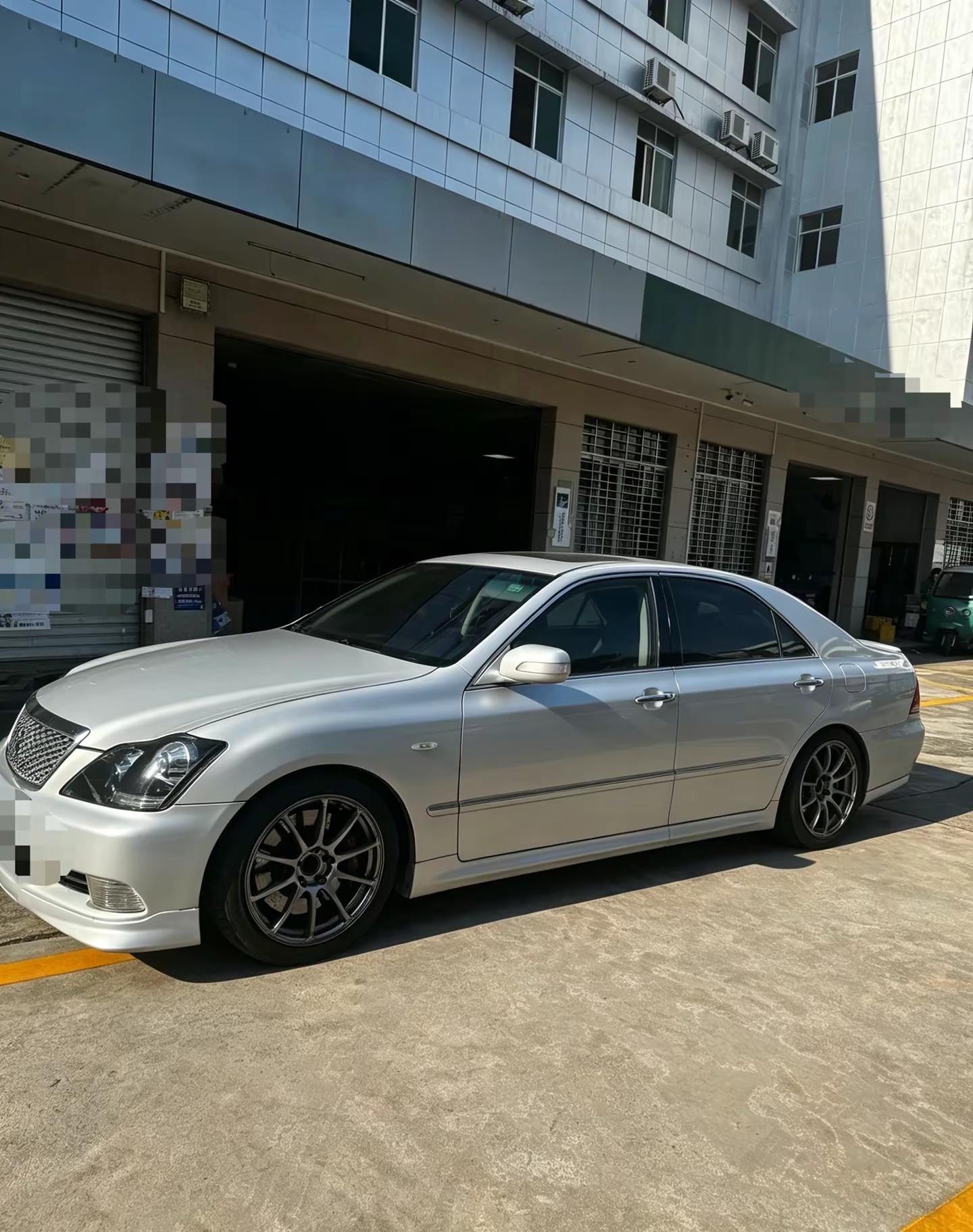 V6皇冠，算不算省心收藏级车代表？丰田皇冠音响升级马克莱文森情怀车街拍收藏级别车型crown后驱魅力地盘丝滑平顺静谧grs184开丰田的男人小姐姐很不错