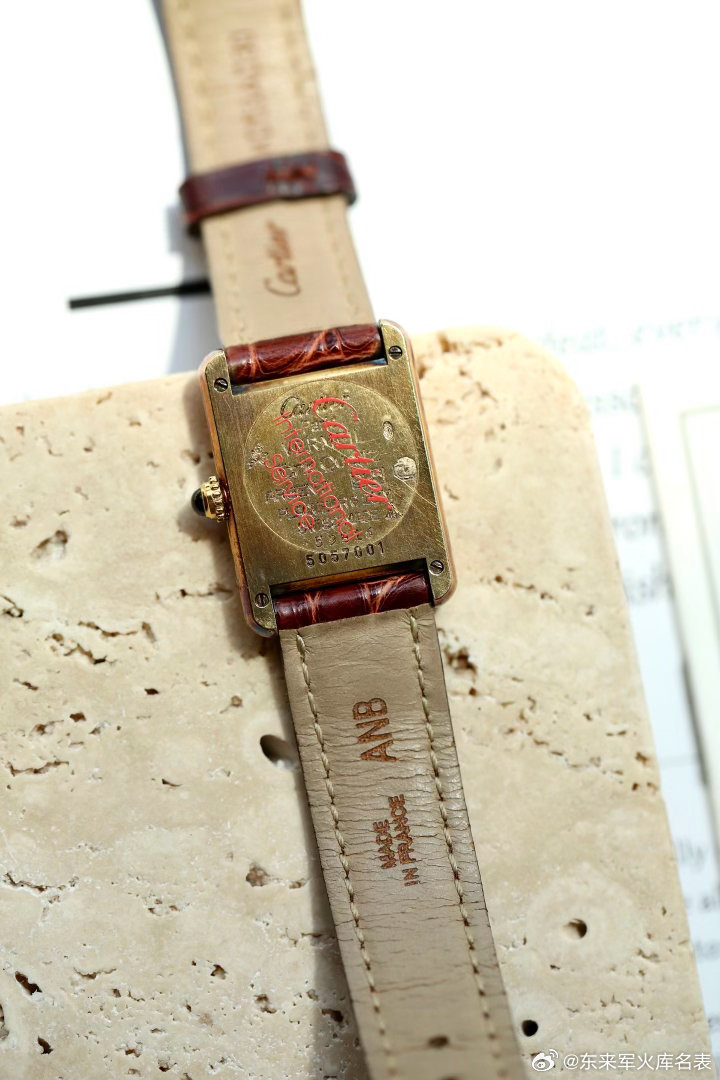 W1003053卡地亚坦克Must Tank小号925银包金，21*28mm，石英动力，原装附件卡册，镶金特殊盘面，千禧年后期产。925银包金壳，全部原装，后盖膜还在很新，原扣，定制法产皮带，好价16990。 ​
