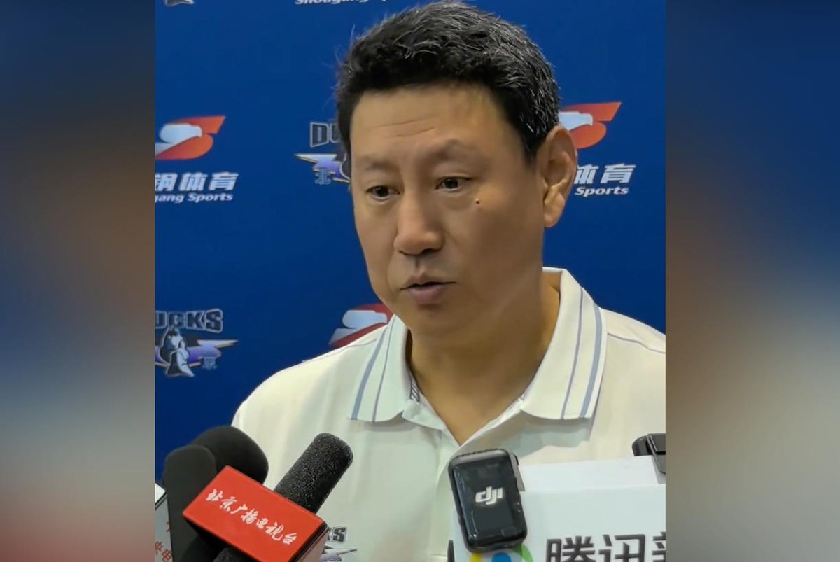 广厦突然反悔，胡金秋不卖了！北京首钢砸出顶薪诚意合同，本以为国内第一大前锋到手，结果直接被拒——所有报价通通打回。
据篮球记者宋翔确认，浙江广厦已正式终止胡金秋交易谈判，拒绝所有球队报价。北京首钢补强最后一块拼图计划落空，五位置国手阵容梦碎。
上海男篮虽无顶薪名额未正式报价，但广厦叫停交易反而让他们