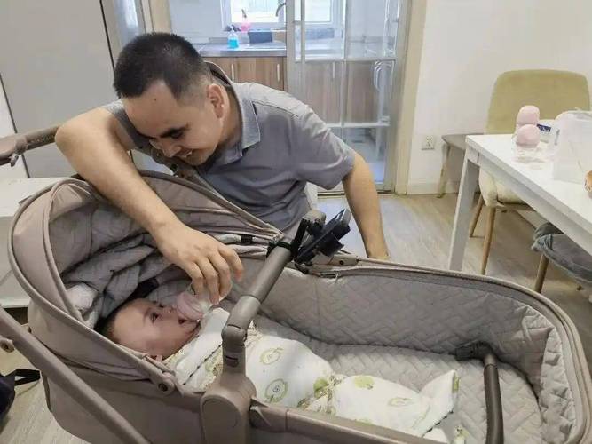 养五胞胎是什么体验？光是尿不湿，四个月干掉四千多片！
 
一次性迎来五个宝宝。这份甜蜜的负担，不是普通家庭能够想象。
 
这位五胞胎爸爸分享日常开销。单单尿不湿一项，消耗数字直接惊到大批网友。
四个月时间。五个小家伙，累计消耗四千多片。
大家可以简单脑补。堆在一起，几乎能堆满半间屋子。
 
小宝宝排