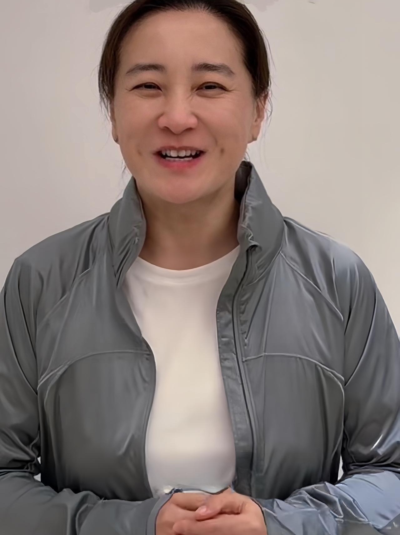 44岁的贾玲，状态怎么突然看着有点“累”了？
说实话，年龄我能接受，单身我也能接受，毕竟人家早就不是靠这些话题活着的人。
但我确实有点恍惚。
以前看贾玲，一出场就带笑，梨涡一陷，眼睛弯成月牙，整个人像自带暖光。
最近刷到一些照片，还是笑，可那股子鲜活劲儿淡了，眼神看着有点疲惫。
当然，也可能就是没休