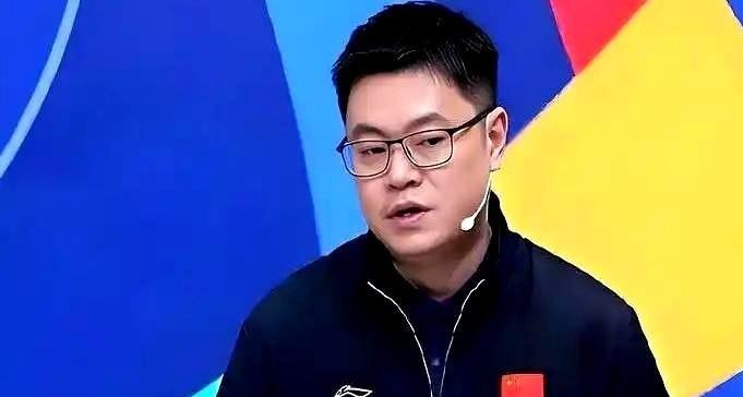 侯英超直播时直言不讳：澳门冠军赛陈垣宇、周启豪、黄友政想夺冠不现实，但能碰上张本智和就算完成任务。这话听着刺耳，却句句在理。王楚钦和林诗栋双双退赛，三个递补上来的小伙子临危受命，本就没什么可输的。现场看过比赛的都知道，他们不是没实力，是缺大赛经验和稳定性。球迷心里都清楚，这站比赛教练组的算盘压根不在