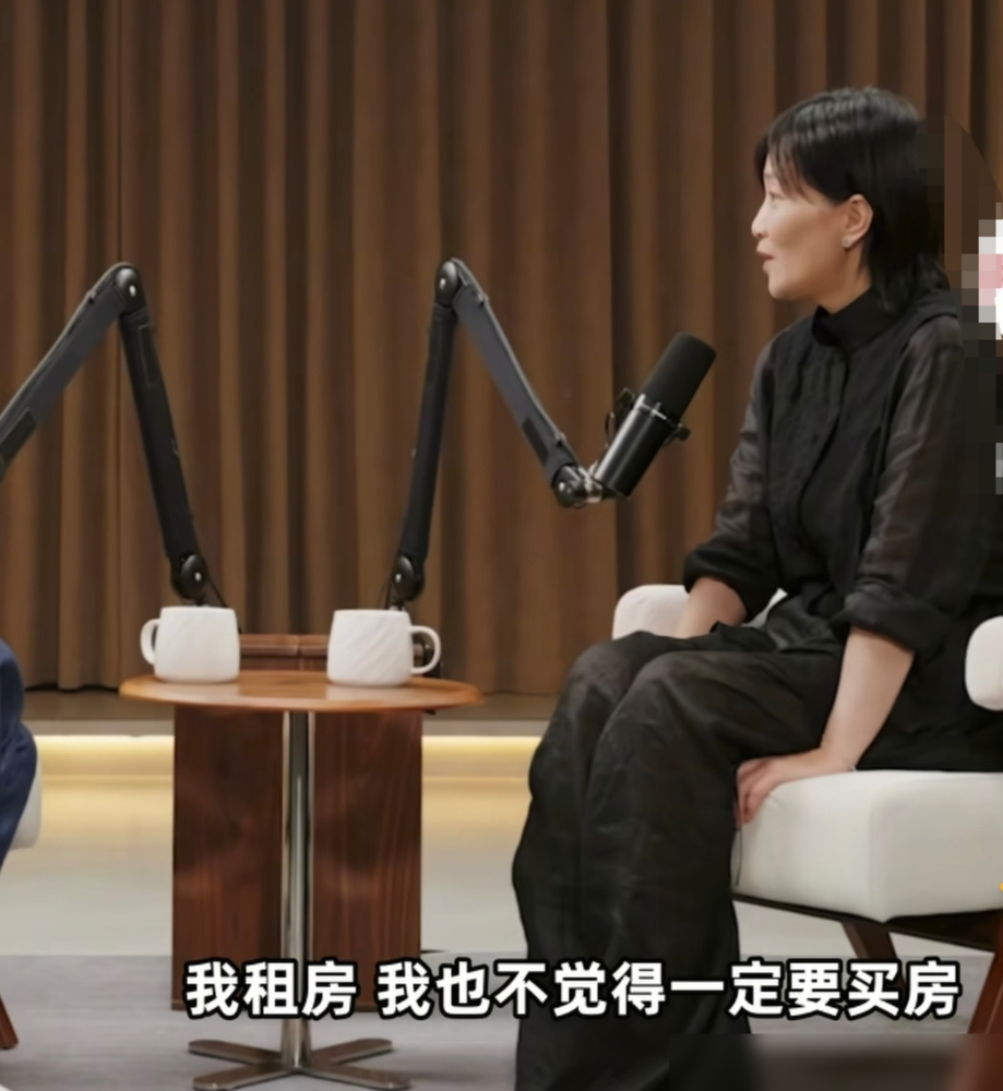 17岁拿影后，40岁在跑网约车。
郭柯宇亲口说的，离婚后那阵子，早上送完孩子，白天就出去接单。晚上回来还得盘算卖面膜的账。别人问她拉不拉得下面子，她回一句：影后也得吃饭啊。
最狠的是她前夫章贺，离婚时她几乎是净身出户。身体还生着病，演艺圈早把她忘了。没哭没闹，方向盘一握，日子照转。
后来上《再