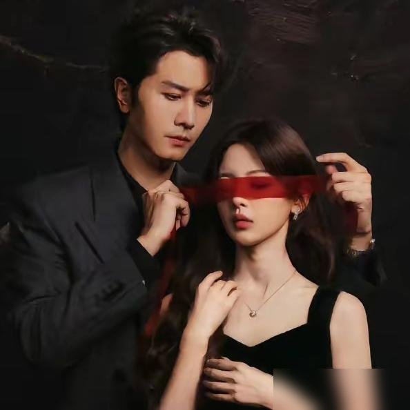 杨超越又演上女主了，这回搭档彭冠英，拍的还是12集复仇悬疑剧。
新剧《三分之一的我们》刚在宁波开机。她演个表面软萌、背地里复仇的富家千金，就围绕一幅画展开。路透里俩人二十多厘米身高差，夜戏一抱，CP感直接拉满。
有意思的是，杨超越这几年一直在配角堆里泡着，这回重新扛女一，没喊苦没卖惨。彭冠英呢，
