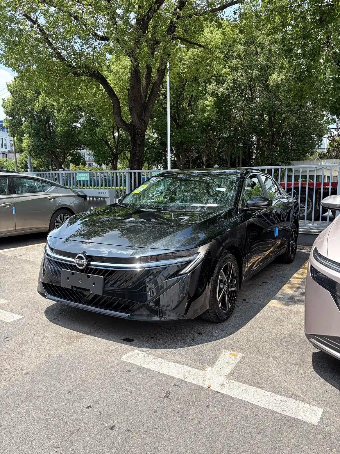 说到家用代步轿车，日产轩逸绝对是绕不开的选手，在我看来，它能常年稳居销量前列，核心就抓住普通家庭最朴素的需求：舒服、省油、省心。

大家常说轩逸是移动大沙发，这点真不是网传的噱头。座椅填充物厚实柔软，对腰臀的支撑到位，长时间通勤开车不容易腰酸。底盘调校偏柔和，路面细碎颠簸过滤很干净 ​