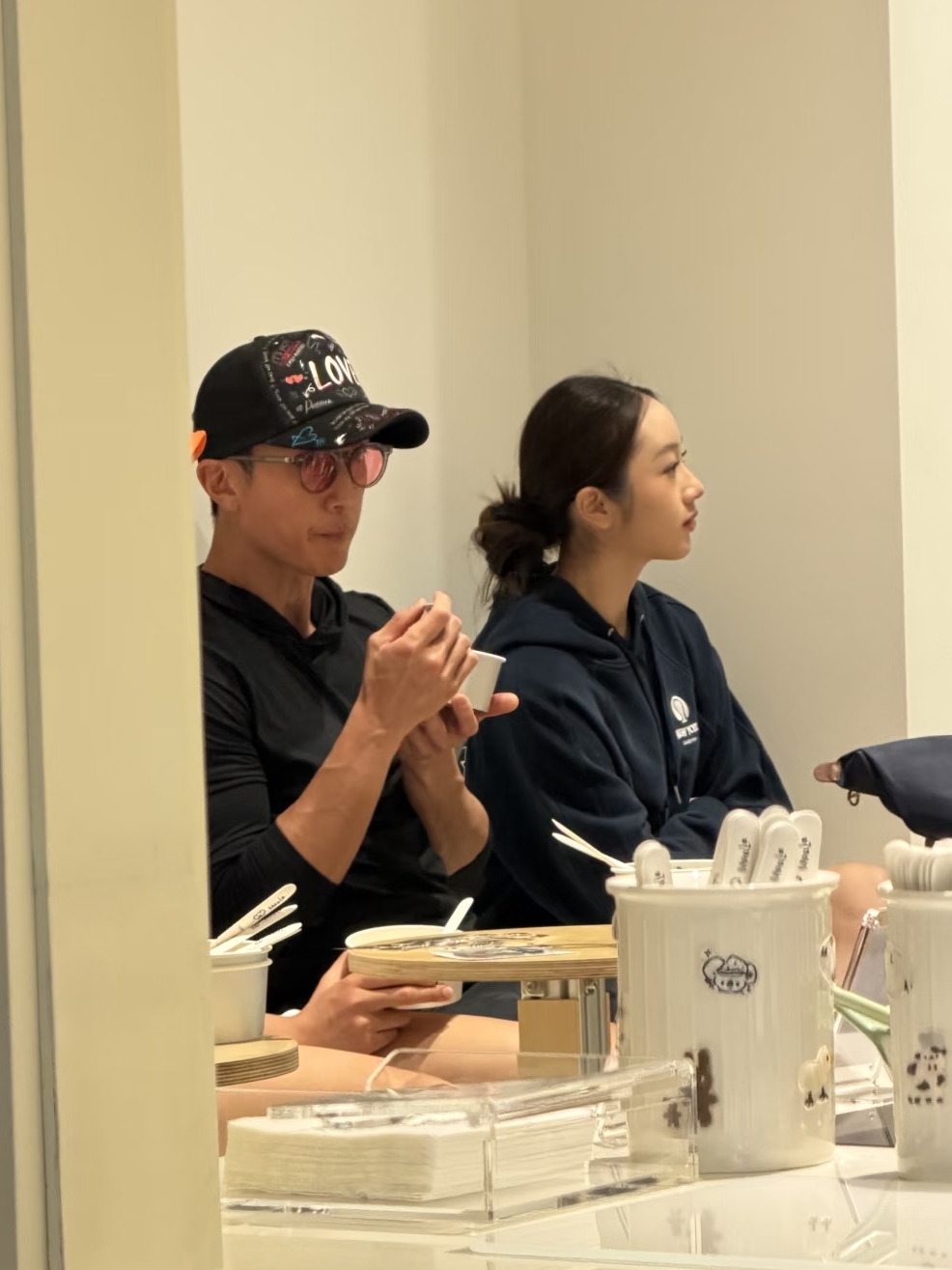 有网友在上海偶遇吴尊，他带孩子们出来吃酸奶！不得不说，很多时候，都会忘了吴尊是外国人，这位文莱人真是融入的太好了，主要是因为早年间飞轮海大火，他也演了很多台湾偶像剧，比如公主小妹、篮球火、东方茱丽叶，所以在观众的印象中，他就是一位很帅气的台湾偶像！他们全家在上海定居很多年了吧，感觉他还是很有眼光和魄