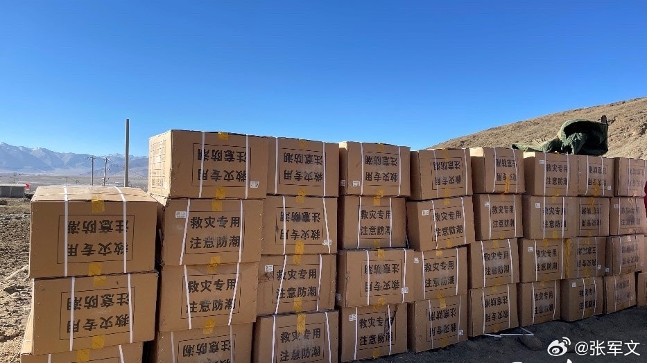 国家向广西调拨2万件救灾物资，这不仅是数字的跃升，更是公共应急体系在极端压力下的一次契约检验。

面对台风“紫檀”引发的严重洪涝，从折叠床、夏凉被等生活必需品的精准送达，到腾讯公益、字节跳动等社会力量协同援助的2.7万件物资，我们看到的其实是社会治理从“被动应对”向“政社协同”的逻辑跨 ​