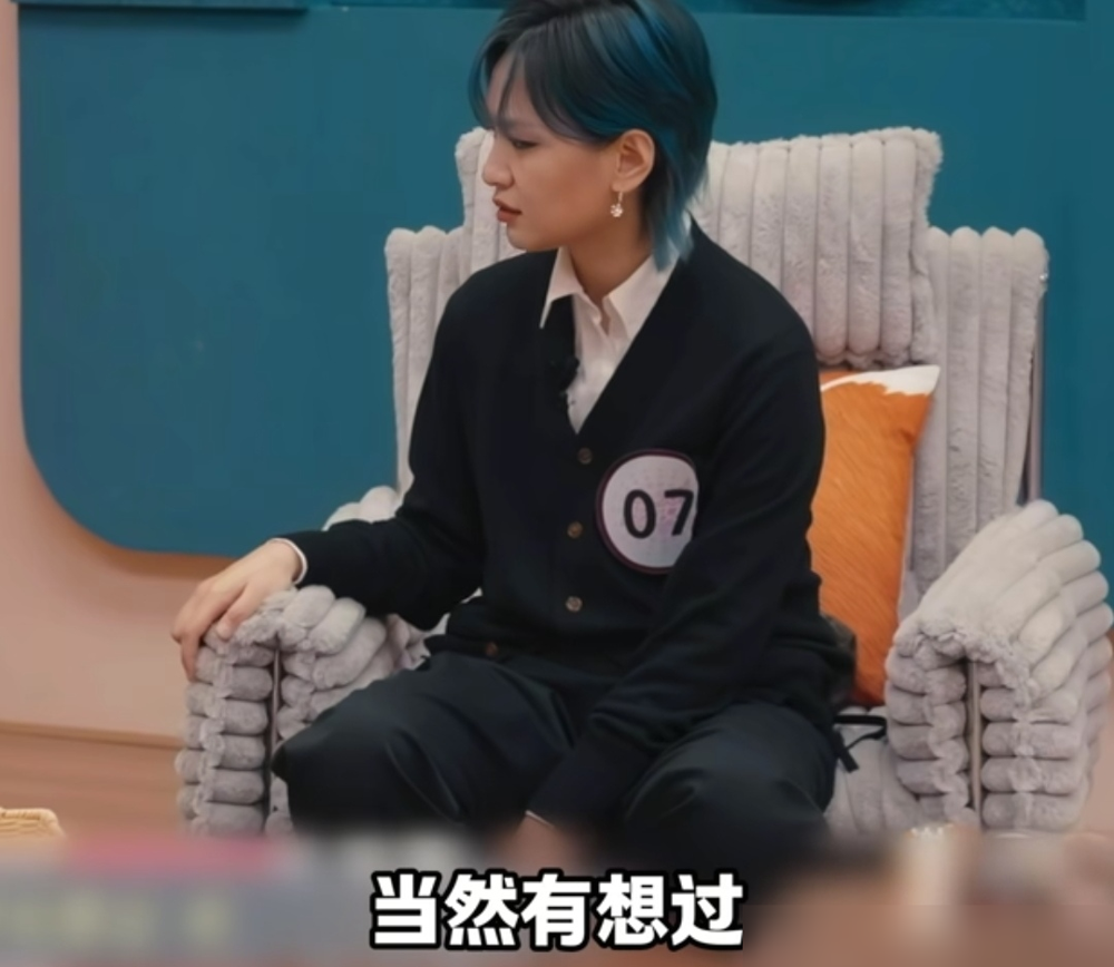 李宇春亲口说，她差点就坐轮椅再也站不起来了。
跟周笔畅聊退休，别人是规划，她是被病逼着想的。2021年那会儿突然确诊强直性脊柱炎，赶上《流行》演唱会排练，脊柱直接石化，躺不平，站不稳，出门得靠轮椅推。
她管这个叫人生最大的无常。那阵子别说唱跳，连睡觉都成了奢望。后来硬是靠治疗把病情摁住了，现在才