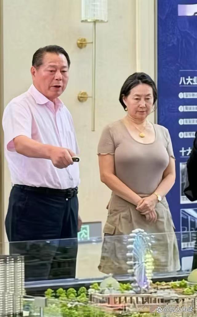 何超琼实在不行就退下来歇歇吧。主要是我买在看不下去了，你都64岁了，还在信德、美高梅中国这些盘子里连轴转。
2026年5 6月，她分批减持美高梅国际，套现大概9.5个亿。这么大一笔财务操作，背后全是长年累月的权衡与艰难抉择。
金钱和顶级保养，或许能延缓外表衰老，但弥补不了精神上的消耗。
从1995 ​