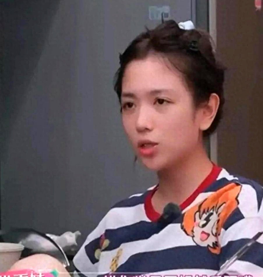代露娃在节目里聊个初恋，男方直接被扒出正脸全网打分。

网友翻出2017年《大宋北斗司》杀青花絮，锁定了视频里和她切蛋糕的男子。这个沈阳圈外素人连社交账号都没有，就因为代露娃提了句“初中相识，两家有旧交”，硬是被推到台前。

代露娃动情讲的是初恋家庭给的温暖支撑，看客却只盯着脸，“一般”“普通”“配