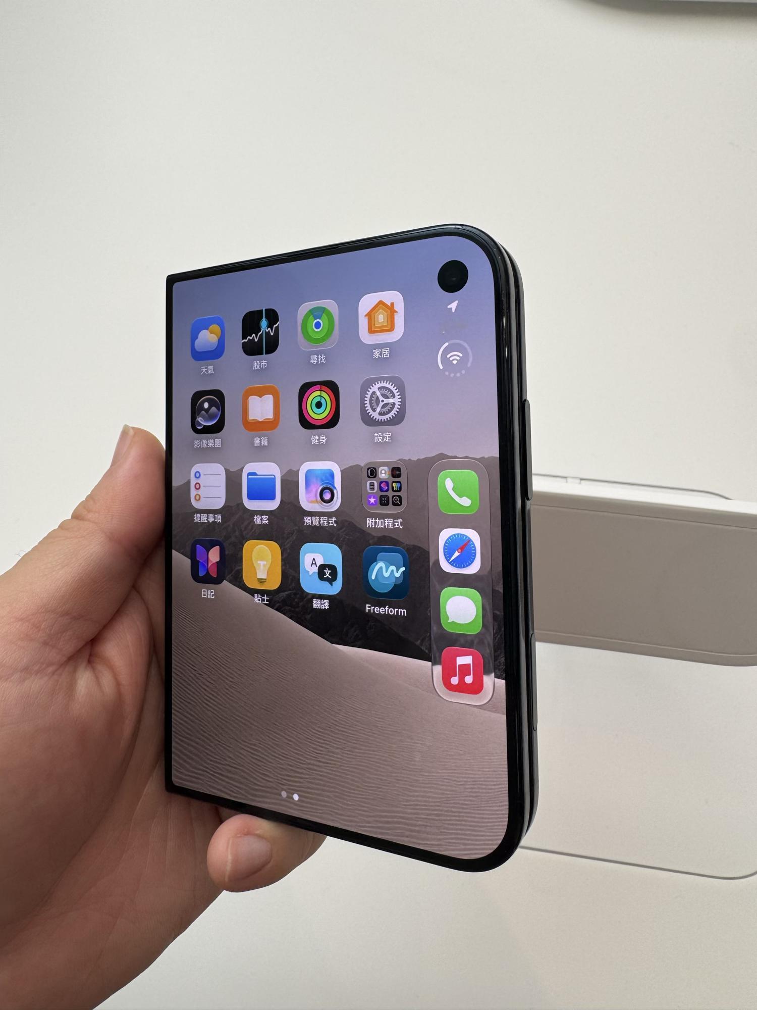 iPhone Duo明明是个半成品，怎么那么多人抢
看到今天好多人都加几千块钱去拿首发的iPhone Duo，但我感觉现在更像个半成品吧，我看网上的评测，新机折痕48微米，折3000次变167微米，App目前还有很多没适配的，还有内屏磨砂膜能徒手撕下来，拍照据说是18标准版的水平，感觉等下一代完善点