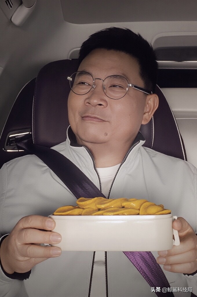 大年初四，余承东坐在尊界S800后排，面前摆着一碗热气腾腾的饺子，没有...