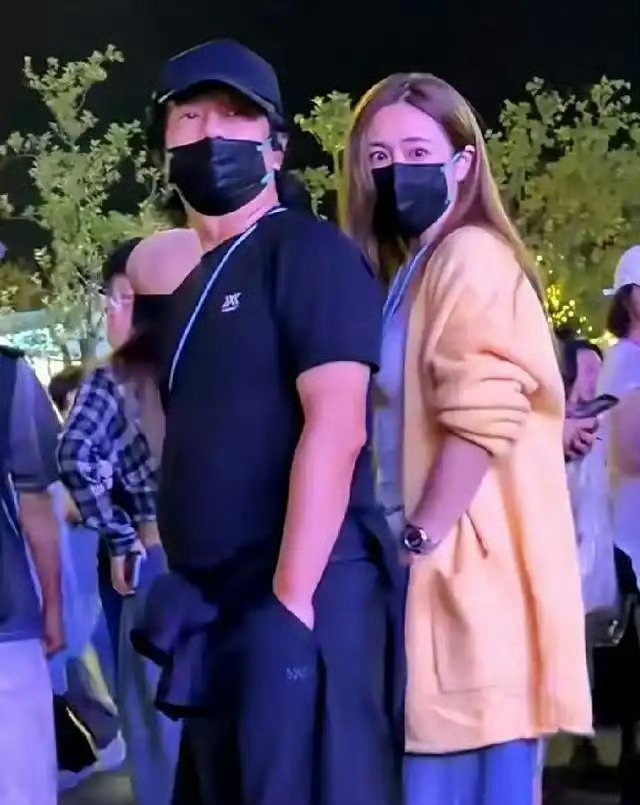 乌镇戏剧节安静成了明星穿搭试炼场，梅婷刘琳素颜随意太真实，47岁郝蕾珠圆玉润一出场就把开幕式气场拉满 ​