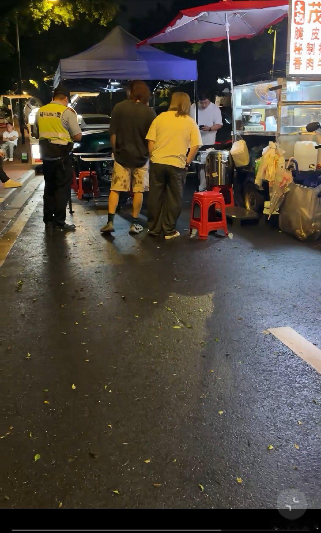 【男子路边摊上吃狗狗肉，遭到动保人士阻挠报警】近日，亚洲某地，一男子加班到深夜，在路边摊上吃狗狗肉时遭到不明身份人员阻挠。现场自称小动保爱心人士的壮硕黄毛女子和长发飘飘的爱心男子，双手插兜都涉事人员进行了训诫！爱心专家表示，想吃狗肉必须先咨询当地小动物保护协会，避免引来不必要的麻烦。