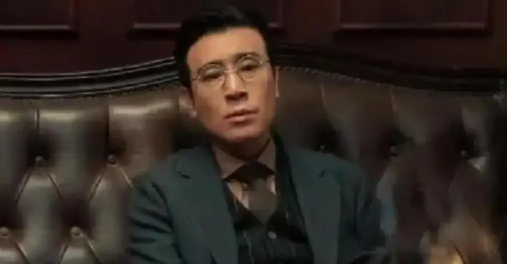 李雪健有次接受采访，冷不丁指着于和伟说：“这人骨子里坏得很，适合演阴险角色”

别以为这是大佬在互相拆台，懂行的一听就知道，这是老戏骨给同行发出的顶格夸赞

当年他演《历史的天空》里的万古碑，那种两面三刀的阴冷劲儿，让观众看了恨不得砸电视

可谁能想到，这个屏幕里让人不寒而栗的反派专业户，私底下却是