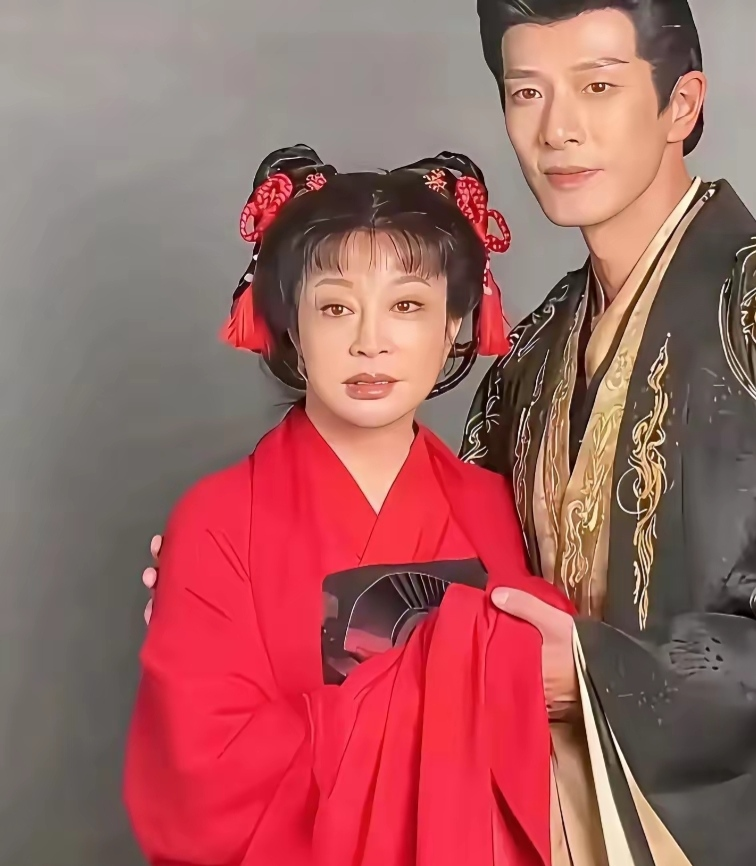 拍《锦绣安然》，75岁的刘晓庆和37岁的男演员拍吻戏，没有借位、没有替身，实打实拍，反复拍了18遍。
 
记者问刘晓庆:“这场吻戏是你主动加戏的吗？”
 
刘晓庆一脸微笑:“不是我主动加戏的，只是剧本需要。”
 
记者好奇:“那你这个年龄，跟比你小38岁的男演员拍吻戏，你觉得有尴尬吗？有不妥的地方吗