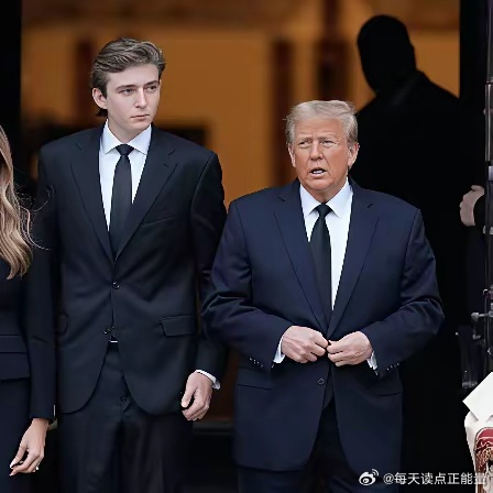 美以两国动辄搞“斩首战”，把刺杀别国政要当成家常便饭，如今终于尝到了苦果。

最近这两天，伊朗发布的视频公开了绝密情报，将枪口对准了特朗普和内塔尼亚胡最亲近的骨肉。伊朗官媒24日发布了追踪特朗普20岁小儿子巴伦的详细视频，精准曝光其大学地图、特勤局换班规律乃至Xbox私密账号，并悬赏1000万 ​