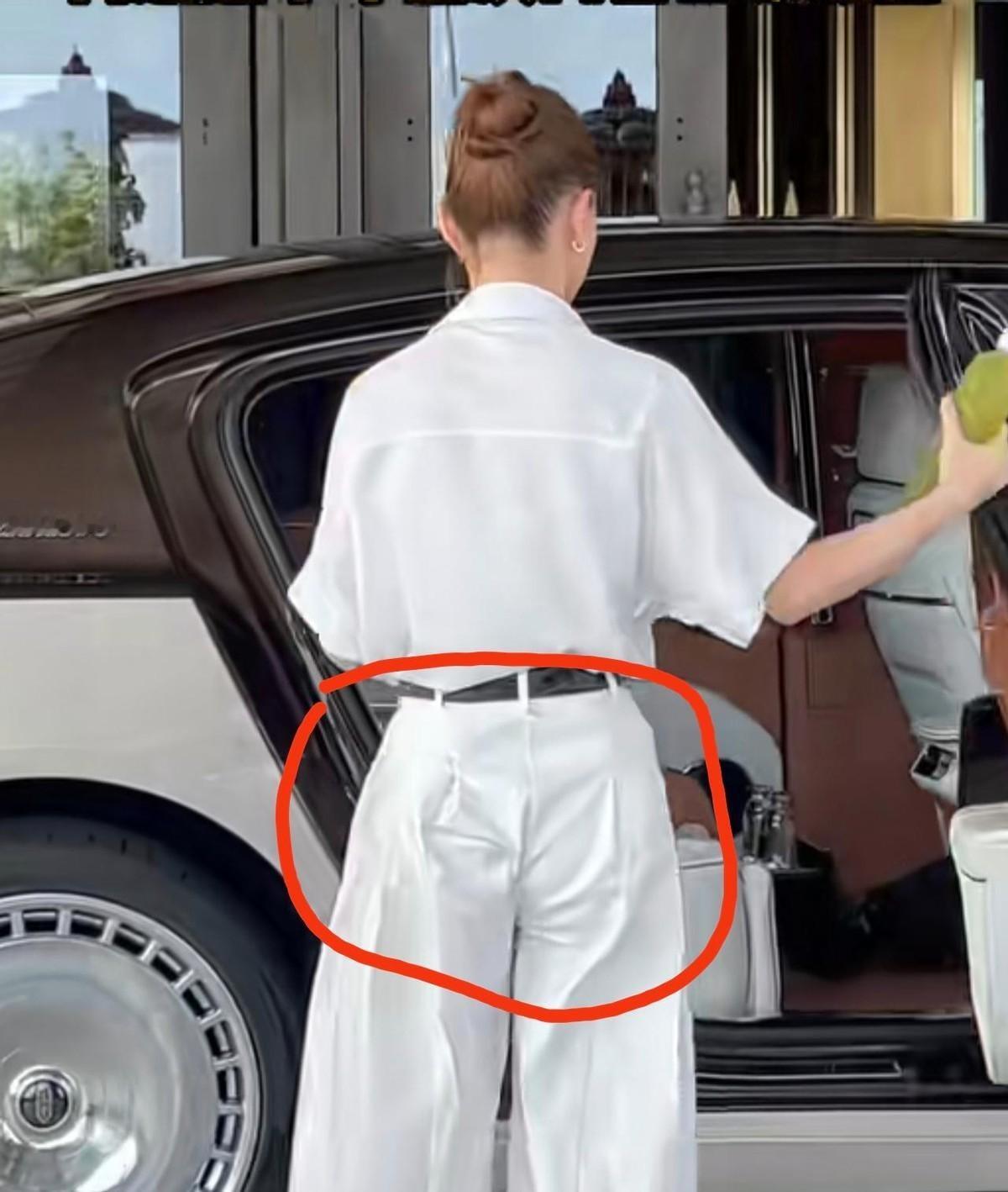 何超莲下车时被拍到裤子臀部全是褶子，照片一出直接冲上热搜。 网友连夜P...