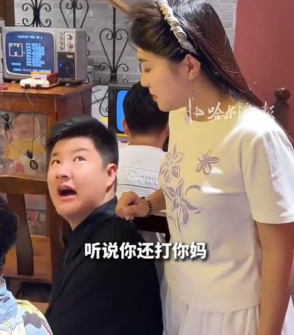 #金龟子女儿回应家暴传闻#王逸宸携母亲金龟子、丈夫一同出镜拍视频，正面回应网传家暴传闻。网传片段本是段子演绎，被网友断章取义放大，衍生出殴打丈夫、冒犯母亲等谣言。丈夫当场调侃辟谣，金龟子一句 “她敢”，轻松击碎离谱传言。 ​