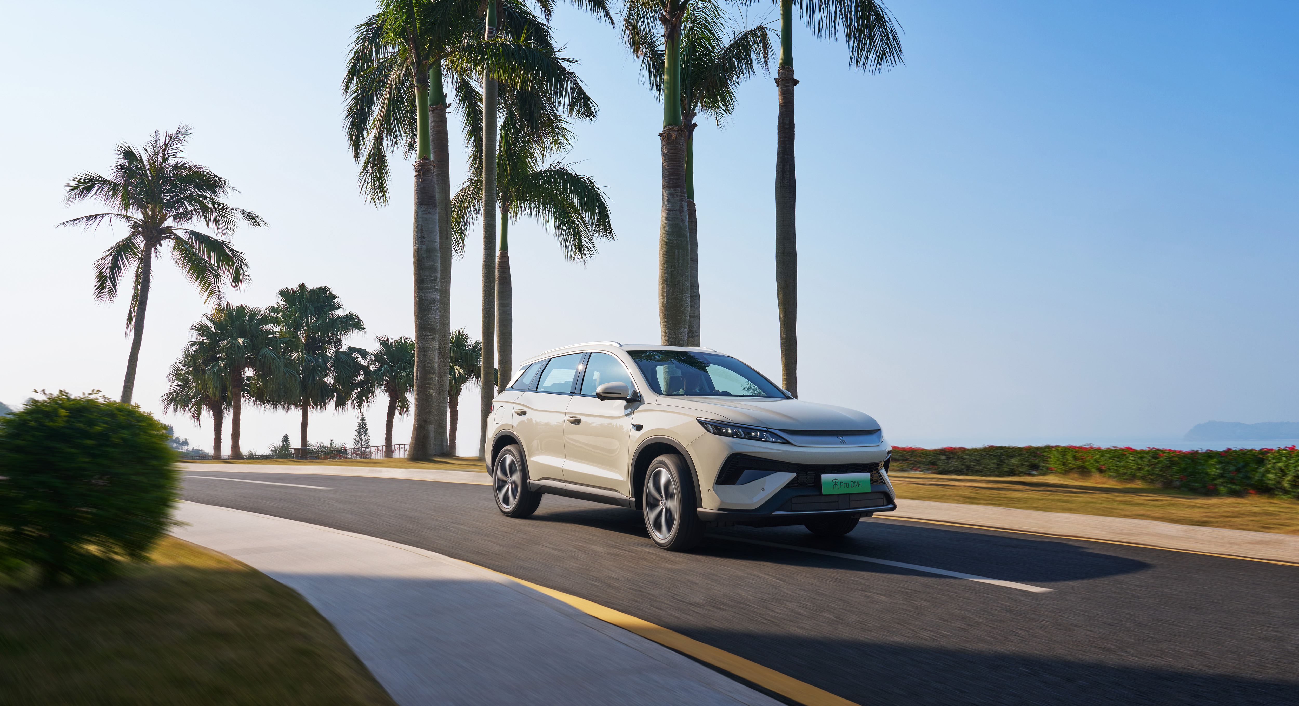 近日，比亚迪官宣加推 4 款热销插混轿车大电池 DM-i 版本，插混电...