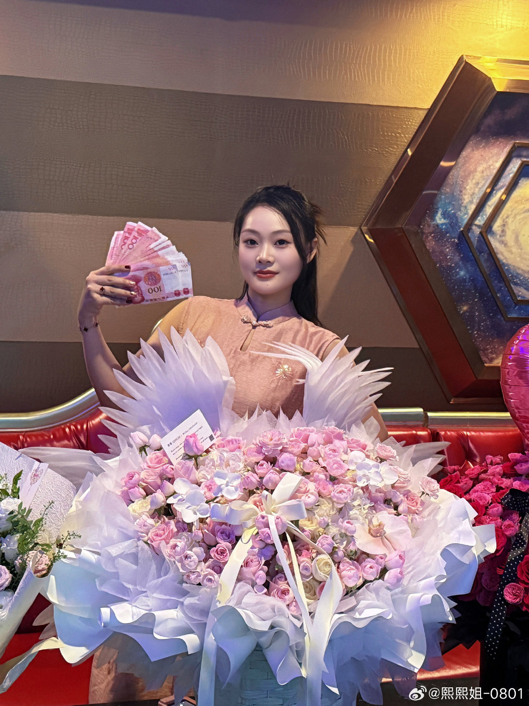 怎么回事儿？年纪越大越感觉自己很幸福。尤其未婚未育，每天都很舒服很随意～不需要被任何人束缚，没有婆媳之间的矛盾，没有夫妻之间的互相埋怨，想玩多远就玩多远，想玩多晚就玩多晚，想去哪玩就去哪玩，爸妈陪在身边。幸福美满啊[喵喵][喵喵][喵喵] ​