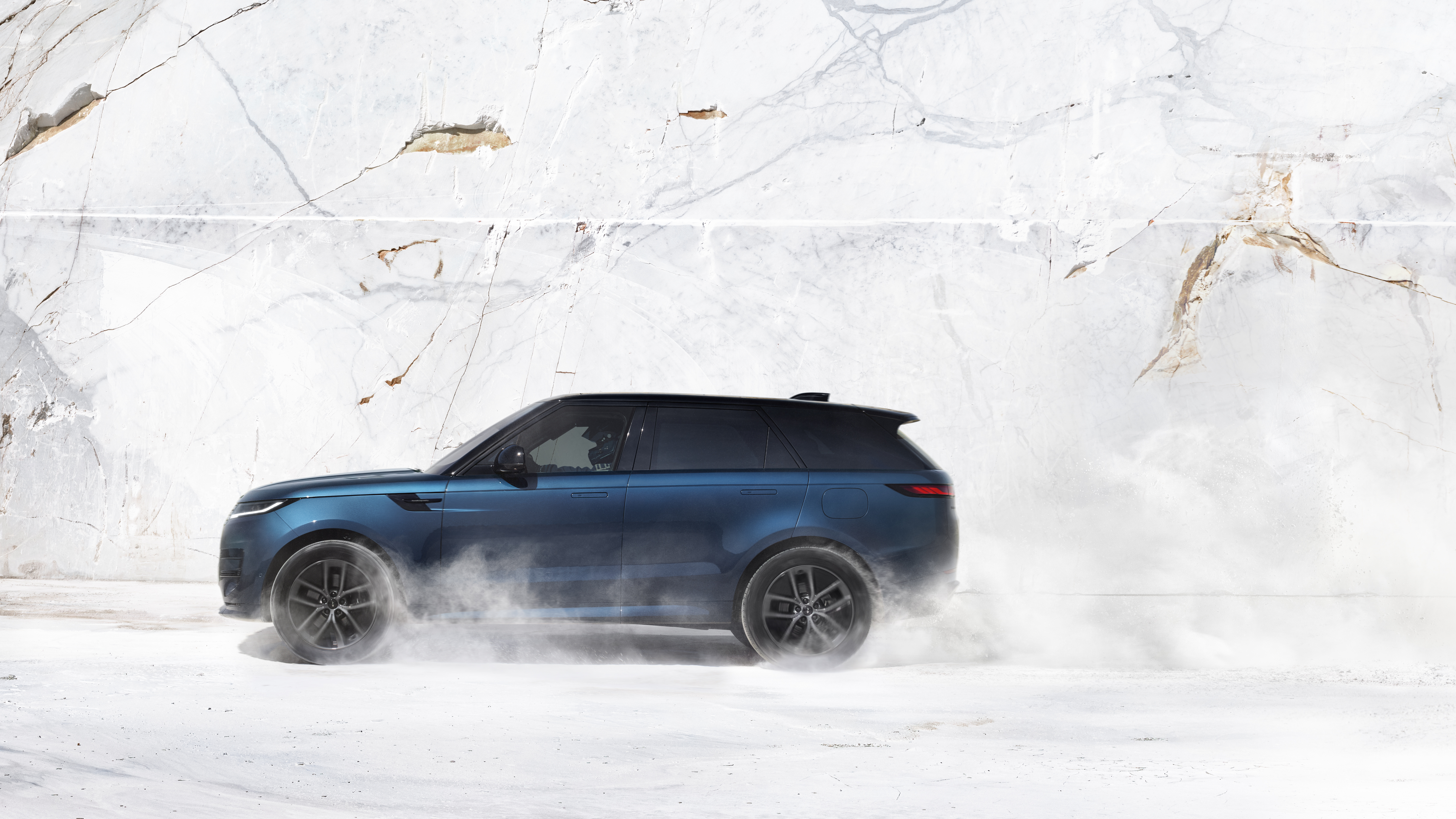 #路虎[超话]# 为了纪念Range Rover Sport Electric的历史时刻，揽运电动版在意大利3000英尺高的卡拉拉大理石采石场进行最终测试。此前，揽胜运动曾攀登了14,110英尺的派克峰，成功攀登中国天门山的999级台阶，并攀登冰岛泄洪道。

揽胜Sport Electric配备了特调的智能牵引力管理系统和电子主动防滚控制 ​