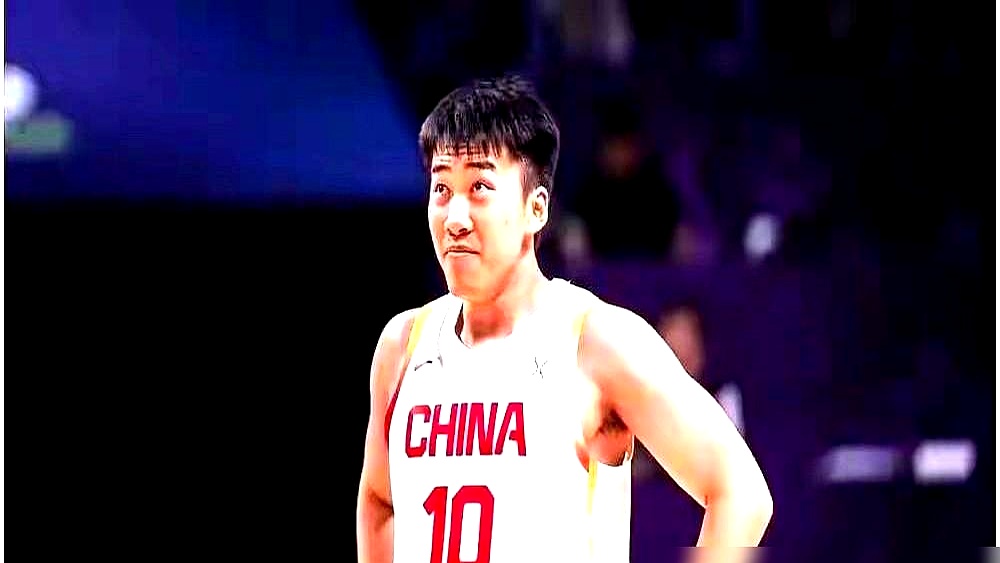 很多人看不懂郭士强为什么敢把庞峥麟死死摁在替补席上
 

当时庞峥麟抱着球硬要一打四，甩出去的球直接飞出底线
 

老郭连暂停都不叫，隔着半场就冲他吼，直接让人坐回板凳上去
 

当年在辽宁队的时候，张庆鹏那摊子事搞得更衣室一团糟，老郭是真吃过大亏
 

他心里比谁都明白，控不住的球员，到了关键时刻