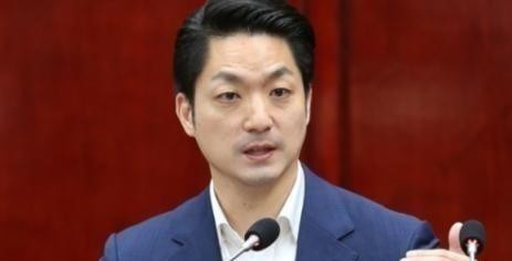 蒋万安一边说着“我是台湾人”，一边在双城论坛上高喊反对“台独”、支持九二共识，这两句话搁在一起，骗得了别人可骗不了有脑子的老百姓。他是蒋家后代没错，但籍贯浙江奉化，这是档案里白纸黑字写着的，跟他是台湾省籍贯根本不冲突，因为台湾省本身就是中国的一个省。那些拿“台湾人”来切割“中国人”身份的把戏，说白了