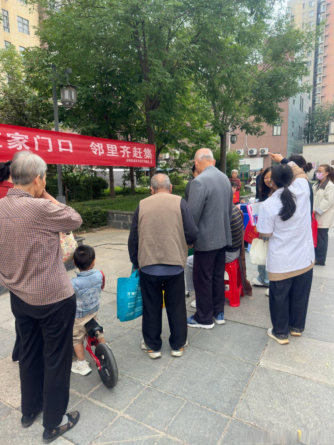 前两天联通和苏风景小区物业联合做便民服务，我路过一看，有磨刀、免费测血压还有智家师免费上门检测网络，联通这波太暖了，不玩虚的，真心为老百姓着想，必须夸！​