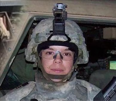 全美哗然！美国一名退役女军官，傍晚悠闲坐在自家院前长椅上翻看手机，全程没有任何过激举动。
三名国民警卫队成员突然径直闯入私人院落，她察觉异常后立刻大声质问，慌忙起身想要逃回屋内避险，却被三名男子当场死死按在地面，双手被反剪到身后，用扎带紧紧捆绑束缚。
为国家征战沙场、立下战功的退伍英雄，为何会在自己的私人住宅前，遭遇本国军人的强制控制？
我认为这起事件之所以引发美国社会巨大争议，其实是因为当事人的身份太特殊。
她不是普通民众，而是一名曾经穿上军装、代表美国执行海外任务的退役军官。
很多人无法理解，一个曾经在战场上为国家服役的人，退役后回到自己的家中生活，却在自家院子里遭遇这样的强制控制，这背后到底发生了什么？
事件发生在美国华盛顿特区附近，当事人是44岁的退役陆军上尉安娜·金，她曾经参与伊拉克军事行动，并因为在服役期间的表现获得紫心勋章和铜星勋章。
对于美国军人来说，这两枚奖章分量很重。
紫心勋章通常授予在战斗中受伤的军人，而铜星勋章则代表在战场环境下展现出的英勇表现。
也就是说，...