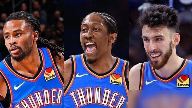 雷霆队4位防守大闸都惹不起！
切特·霍姆格伦往篮下一站，2米26的臂展像把伞一样罩着禁区，上赛季场均2.3个盖帽只是明面上的账。杰伦·威廉姆斯看着是得分手，真防起来那双腿跟装了弹簧似的，横移快得离谱。卡森·华莱士一个二年级生，防守端老练得像个打了十年的老油条。再加上卡鲁索，这人手快得跟扒手似的，你