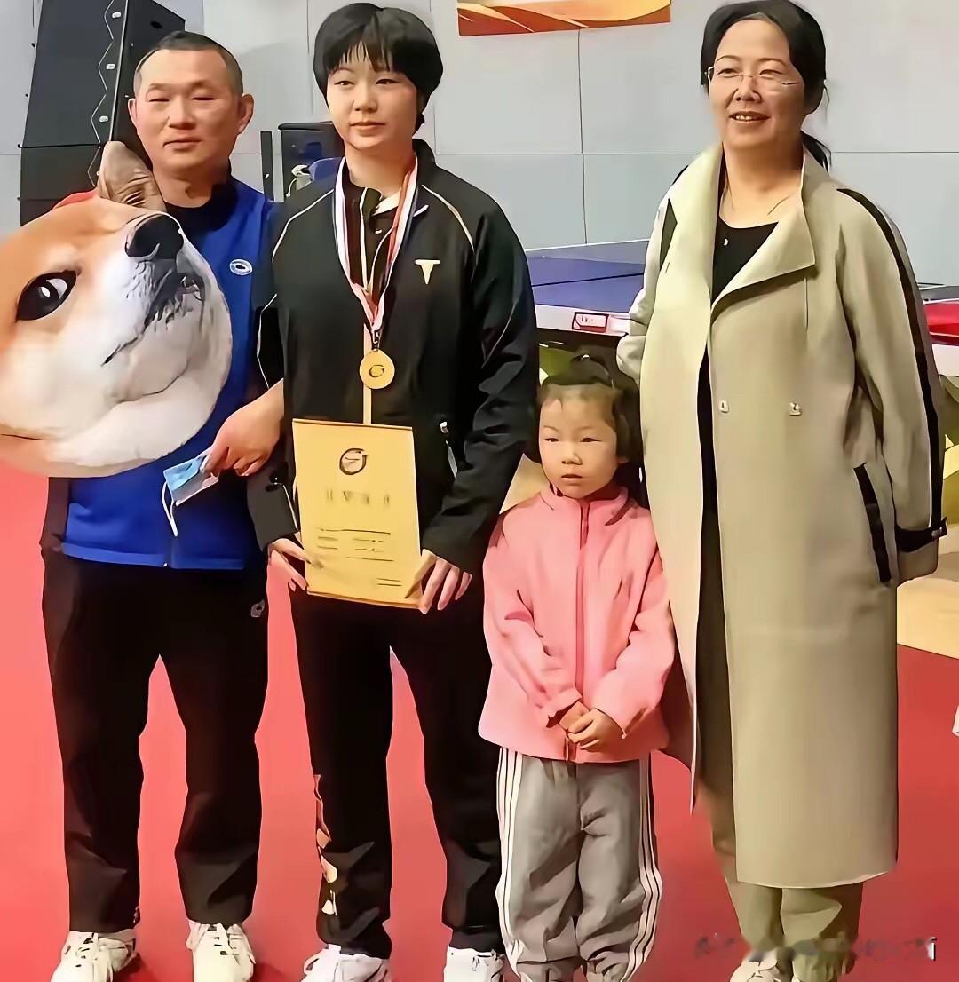 蒯曼一家人的合影，真是温馨，蒯曼长相朴实大气，短发干练，长得像妈妈，笑容灿烂，阳光自信，一家人陪伴着她领奖，真的幸福，其乐融融的。